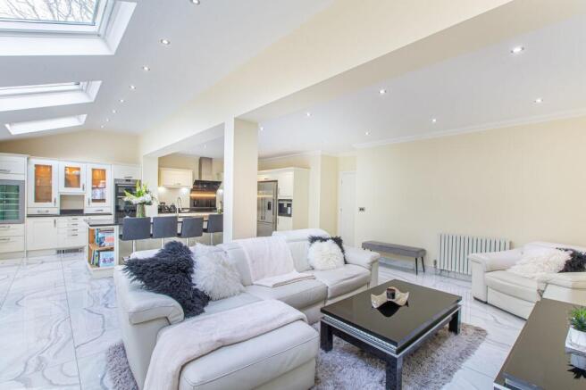 5 bed Detached for sale Image 12