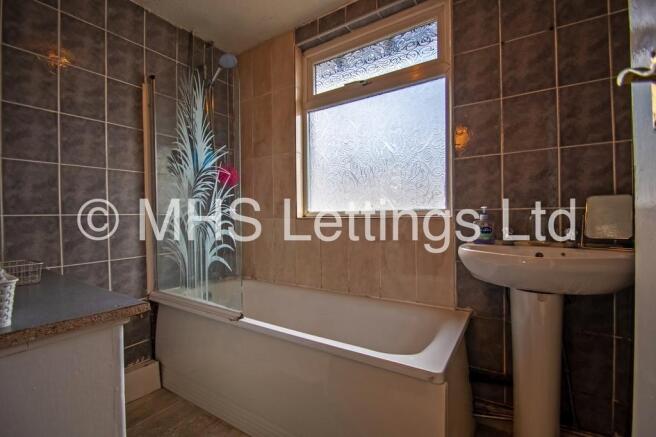 4 bed Semi-Detached to rent Image 12
