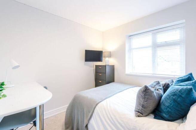 41TR - Bedroom