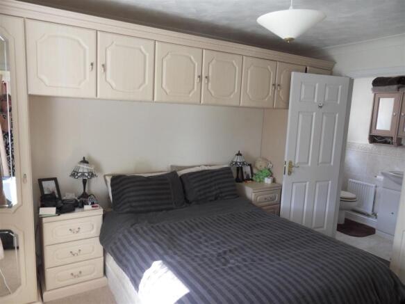 Bed 1.jpg