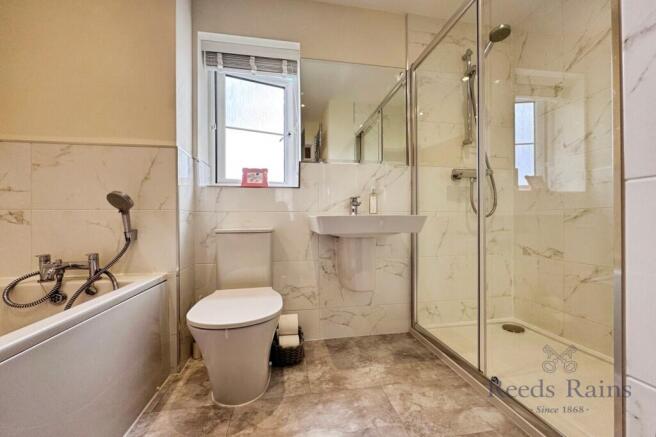 4 bed Detached for sale Image 8