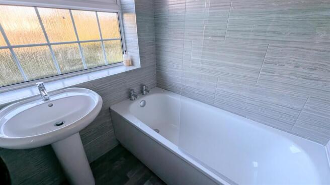 3 bed Detached to rent Image 4