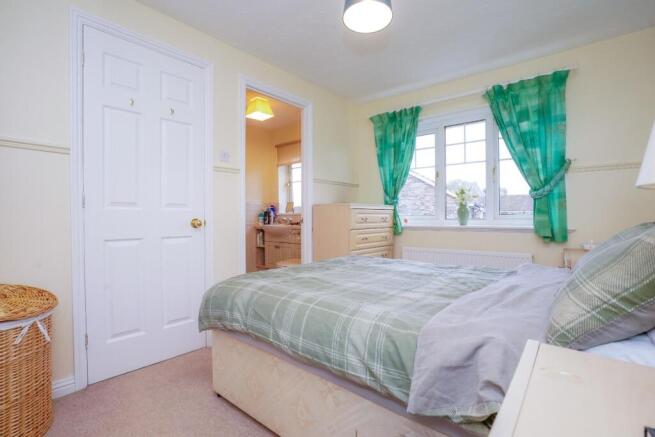 4 bed Detached for sale Image 9
