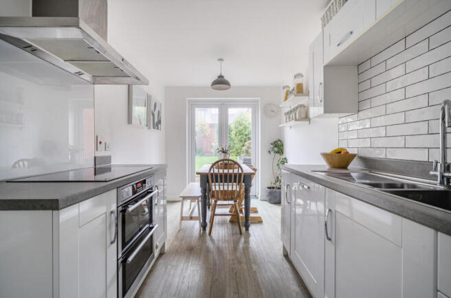 1409906-4-698a1f2...