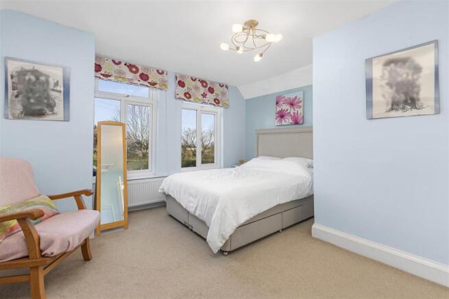 5 bed Detached for sale Image 12