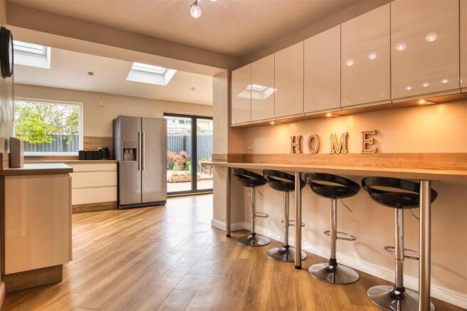 6 bed Detached for sale Image 7