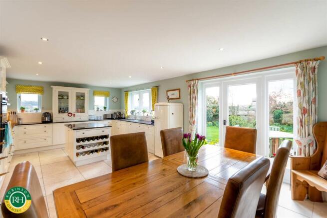 KITCHEN FAMILY ROOM