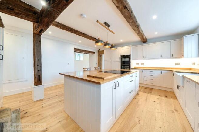 5 bed Detached for sale Image 7