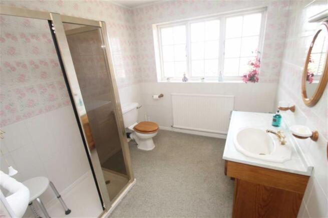 EN-SUITE SHOWER ROOM