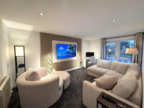 8 Lakeview Court Lounge
