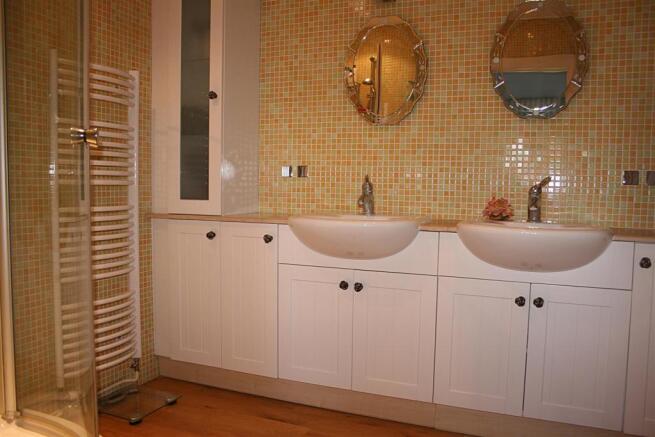 ensuite.JPG