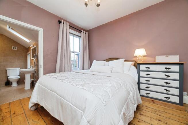 3 bed Town House for sale Image 4