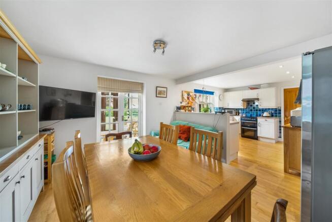 KITCHEN/DINING ROOM