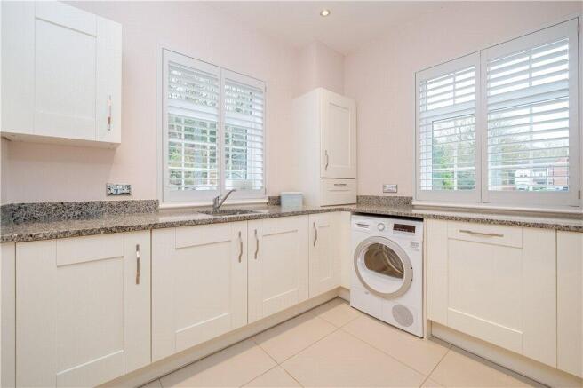 5 bed Link Detached House for sale Image 9