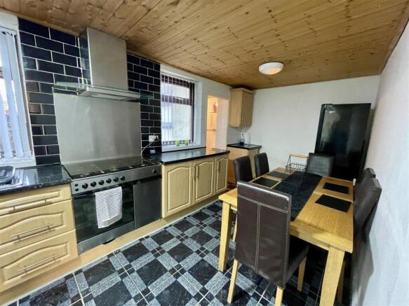 5 bed House of Multiple Occupation to rent Image 11