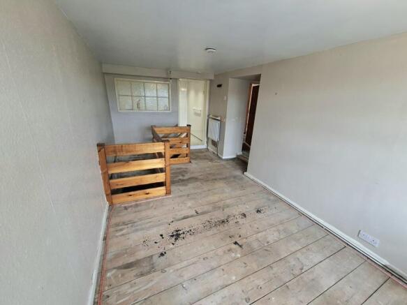 FIRST FLOOR LANDING