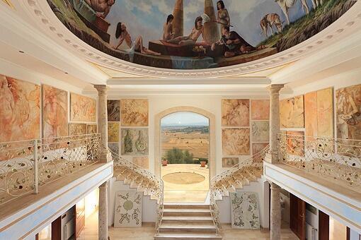 Under the dome impresses the ceiling fresco