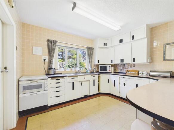 4 bed Detached Bungalow for sale Image 9