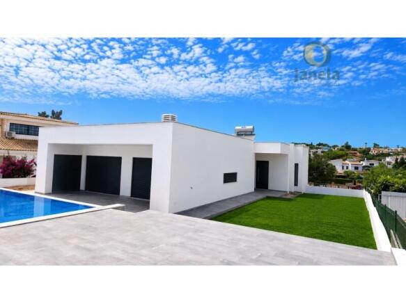NEW Contemporary villa with overflow pool