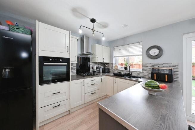3 bed Semi-Detached for sale Image 6