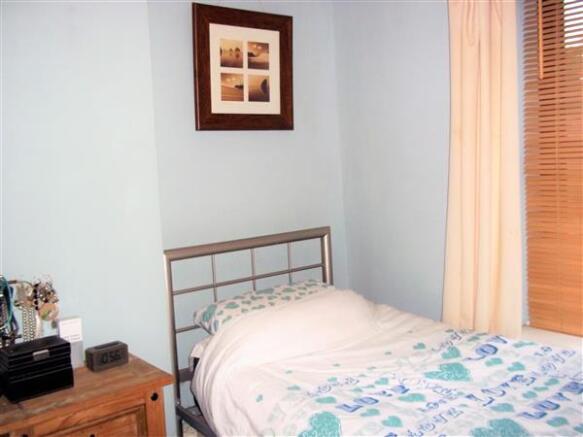 FRONT BEDROOM 3 :