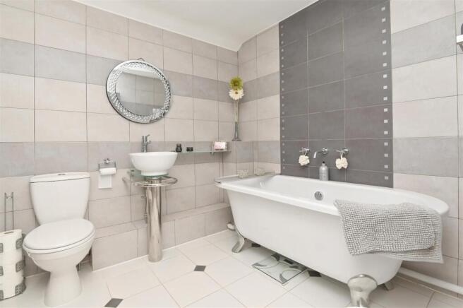 Bedroom 3 en-suite.jpg
