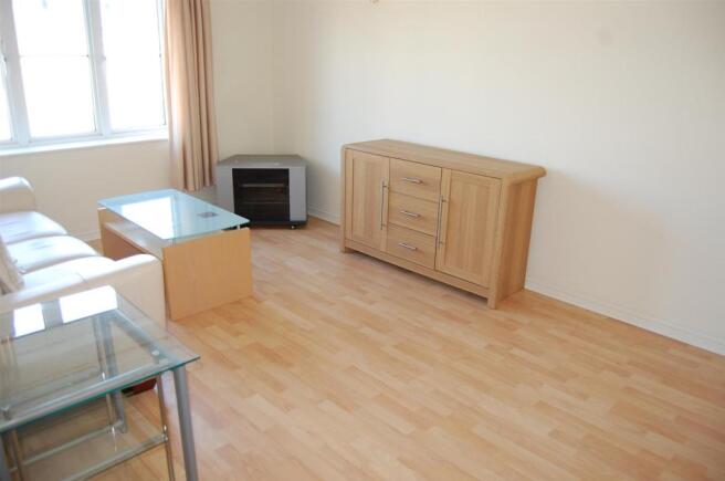 17 Pembroke living1.JPG