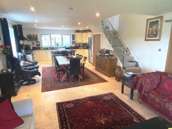 OPEN PLAN KITCHEN/DINING/SITTING ROOM