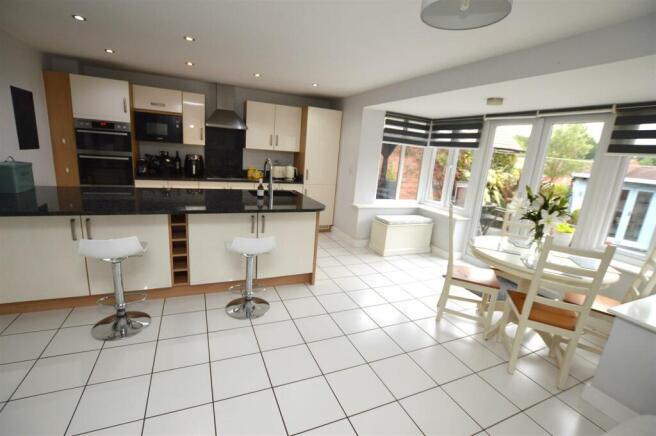 Open plan kitchen/dining/living room