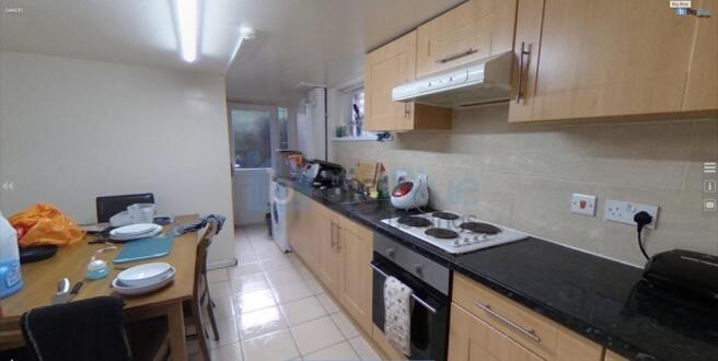 8 bed House Share to rent Image 11