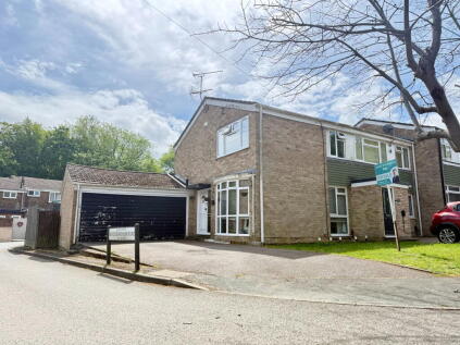 Perfect Family Home Close To Schools And Motorway Links - Bayswater Drive