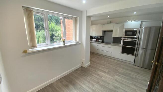 L-Shaped Kitchen/Diner