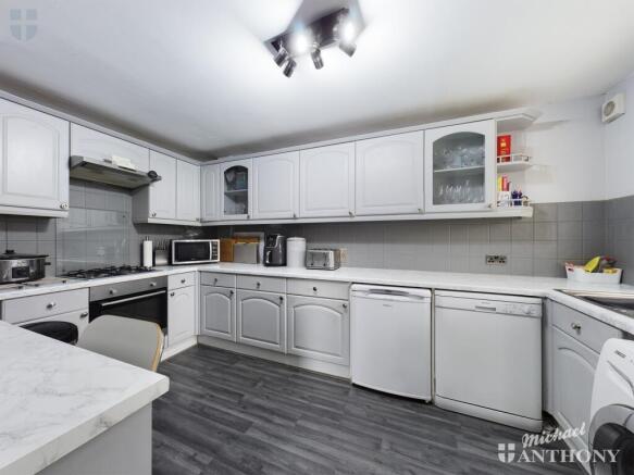 CAM00621P1-PR0352-STILL05