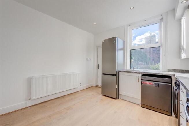 3 bed Terraced to rent Image 6