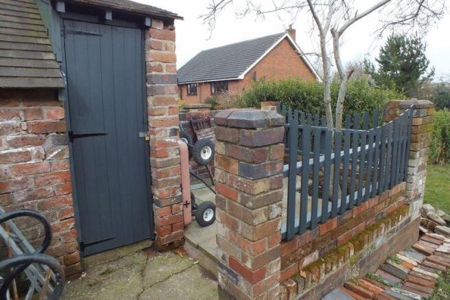 REAR OUTBUILDI...