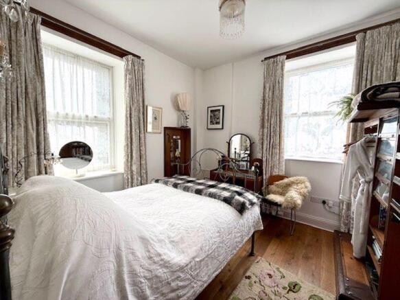 6 bed Detached for sale Image 10