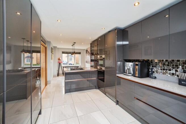 5 bed House for sale Image 5