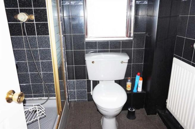 EN-SUITE SHOWER ROOM