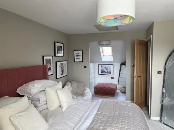 4 bed Semi-Detached to rent Image 11