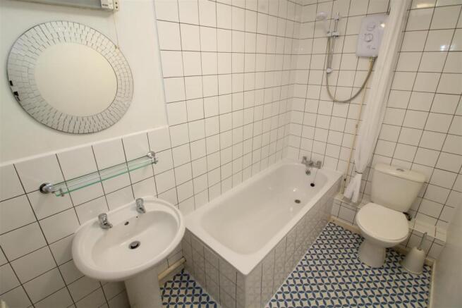 A18 Bathroom.JPG