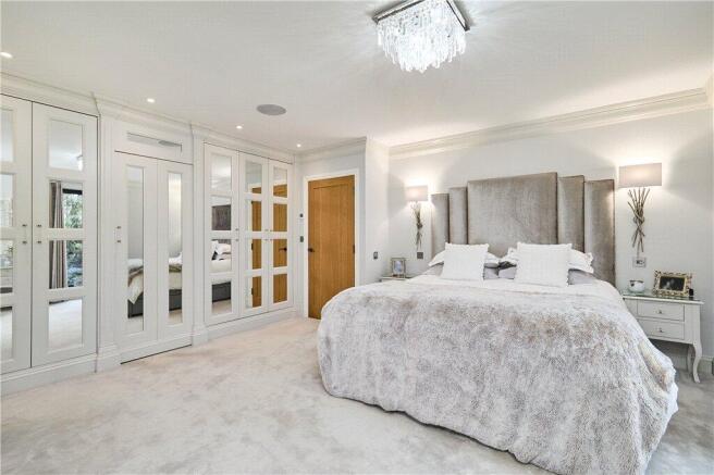 5 bed Detached for sale Image 7