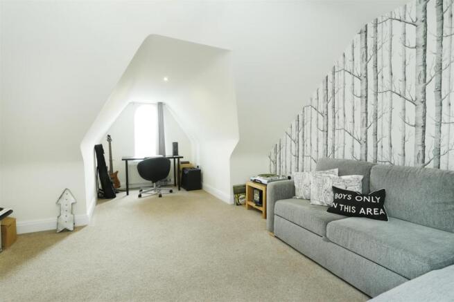 BEDROOM 4