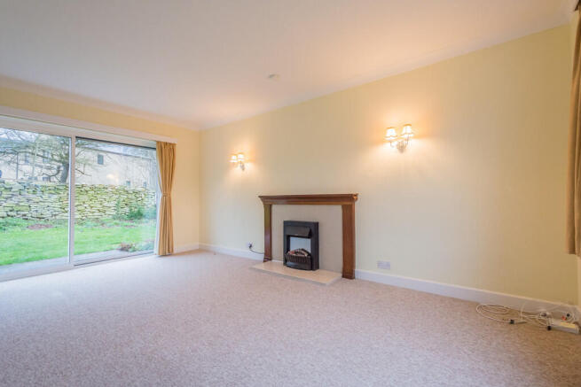 40 Priory Close -...