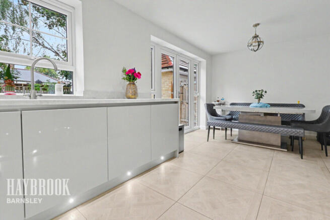 4 bed Detached for sale Image 7