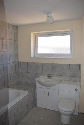 79 Ashfield bathroom.jpg