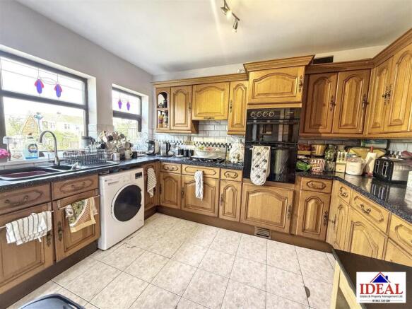 6 bed Detached for sale Image 9