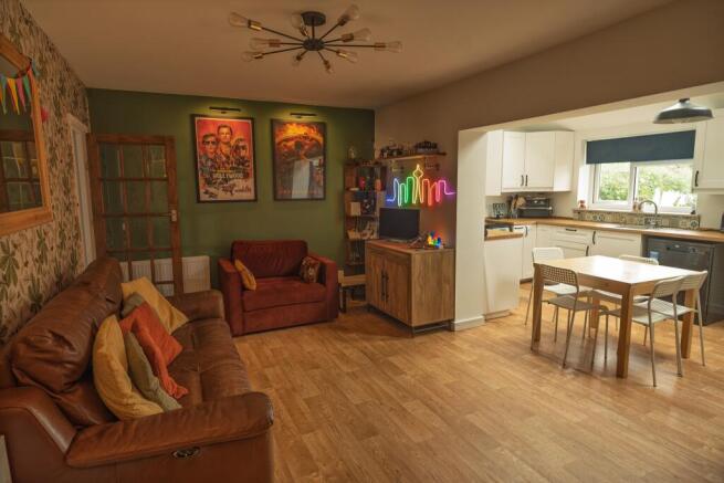 4 bed Semi-Detached for sale Image 5