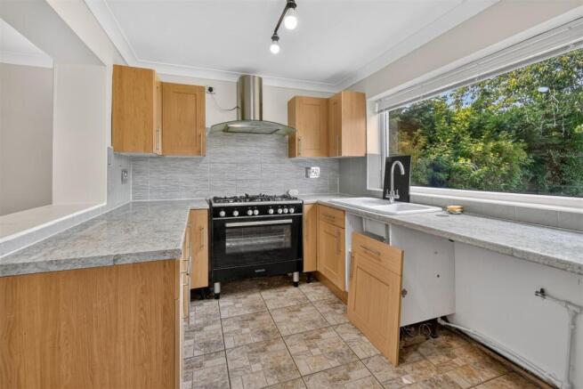 4 bed Semi-Detached for sale Image 6