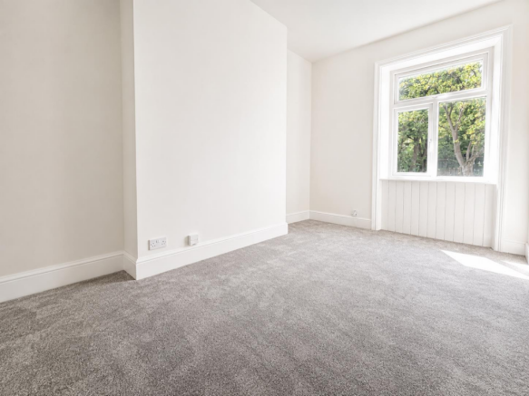 2 bed Terraced to rent Image 6