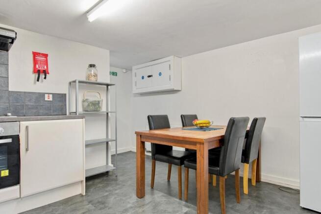 5 bed House to rent Image 6